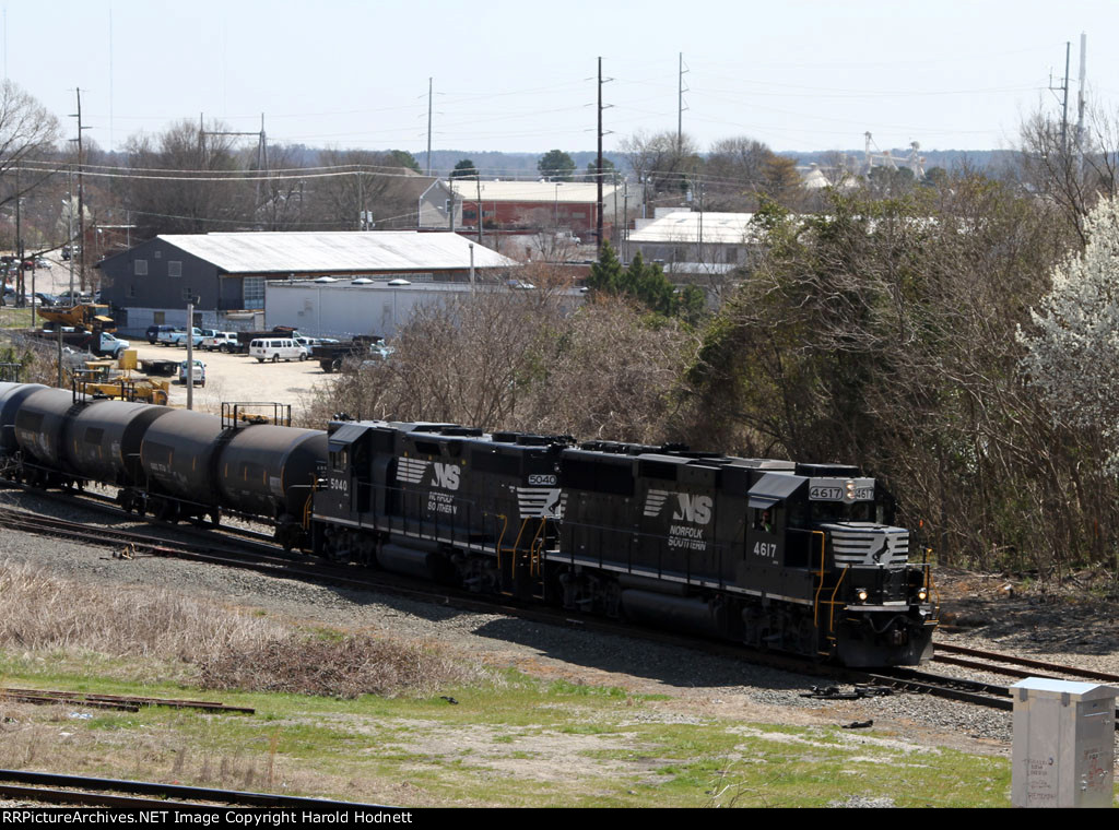 NS 4617 & 5040 lead train E60 towards Boylan Jct.